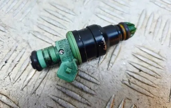 BMW 5 E39 Fuel injector 0280150415