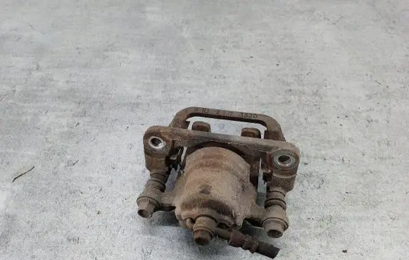 Nissan Qashqai+2 Rear brake caliper