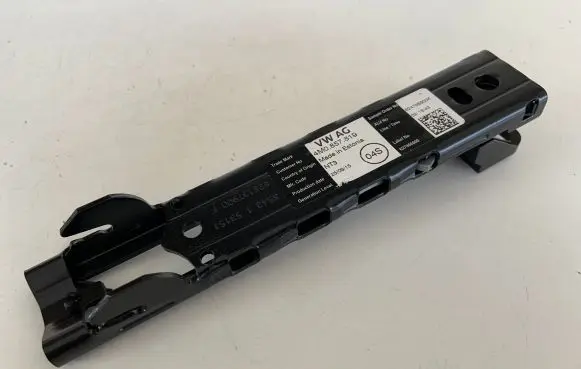 Audi Q7 4M Seat belt adjustment rail 4M0857819