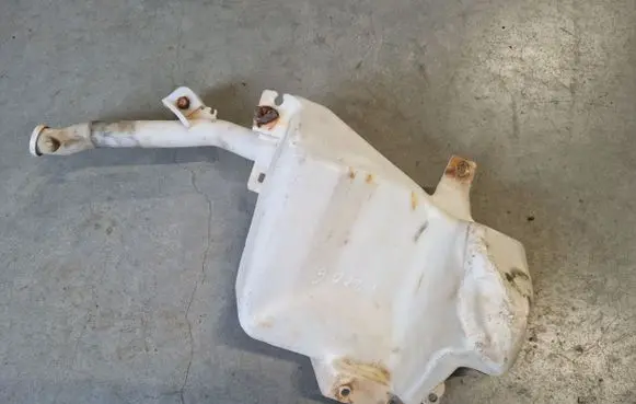 Mitsubishi L200 Windshield washer fluid reservoir/tank