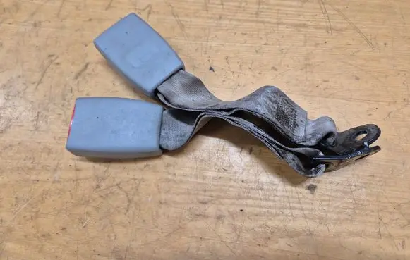 Hyundai Sonata Middle seatbelt buckle (rear) 060411