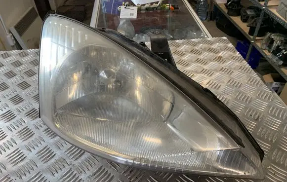 Ford Focus Headlight/headlamp 205675B