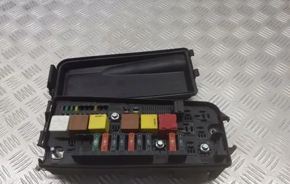 Opel Signum Fuse box set 13144710UR