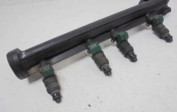 Volkswagen Golf IV Fuel injector 037906031AA