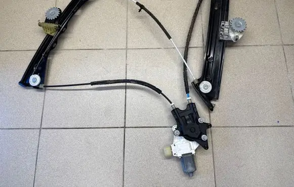 BMW 4 F32 F33 Front door window regulator with motor 7281623