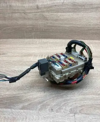 Nissan Almera N16 Fuse module 243505M300 0519002