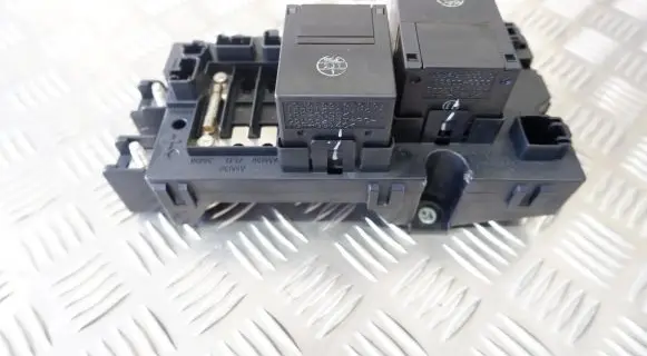 Lexus GS 300 350 430 450H Relay mounting block G382030010 G92Z030010