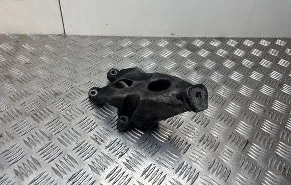 Engine mounting bracket