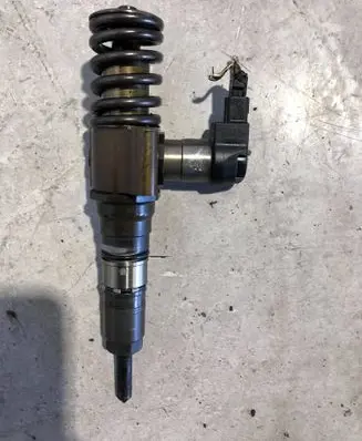 Volkswagen PASSAT B6 Fuel injector 03G130073T