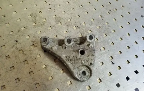 Volkswagen Polo IV 9N3 Engine mounting bracket 6Q0199185AA