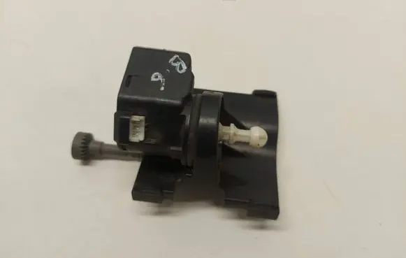 Volkswagen PASSAT B6 Headlight level adjustment motor 