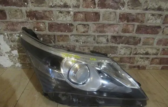 Toyota Avensis T270 Headlight/headlamp