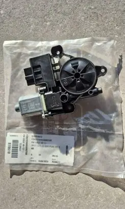 Volkswagen Golf VII Rear door window regulator motor 5Q0959812 49493025 T239527