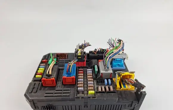 Peugeot 208 II Fuse module 2015DJ3828