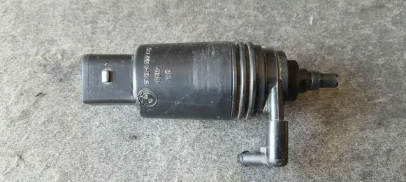 BMW 5 E39 Headlight washer pump 8377612