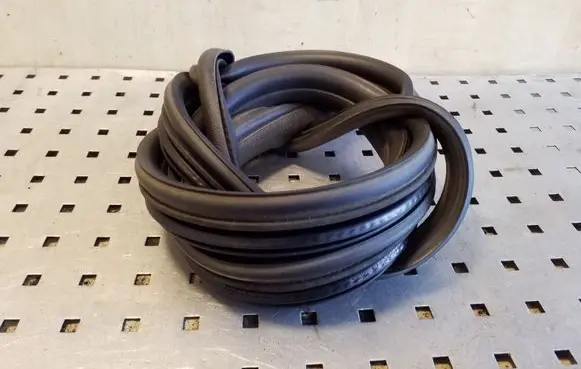 Ford Kuga I Rubber seal loading door window/glass 