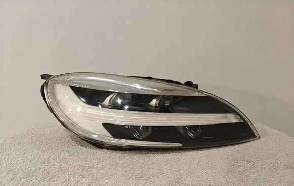 Volvo V40 Headlight/headlamp 31677019 107200152882