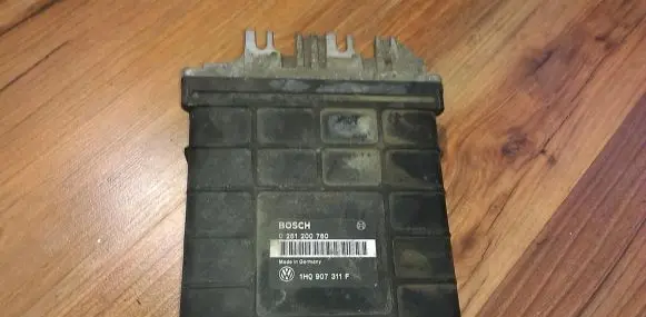 Volkswagen Golf III Engine control unit/module 0261200760