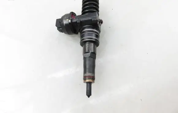 Volkswagen Golf V Fuel injector 0414720215 038130073AG