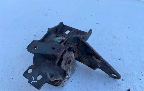 Toyota Avensis T250 Engine mount bracket