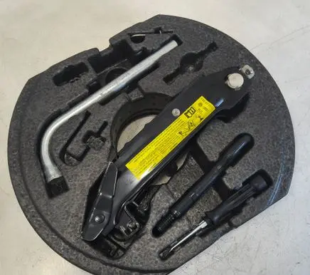 Volkswagen Golf Plus Tool set 1K0012115F