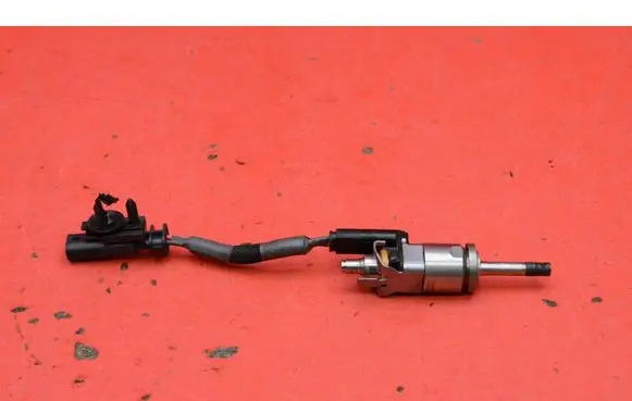 Volvo V60 Fuel injector 32140073