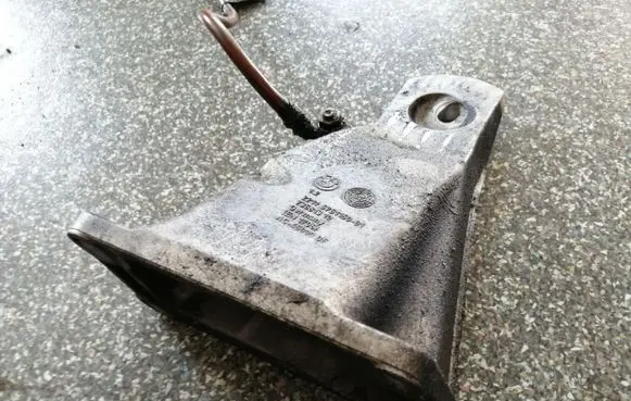 BMW 5 E60 E61 Engine mounting bracket 6761150