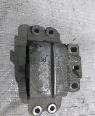 Volkswagen PASSAT B7 Engine mount bracket 3C0199555