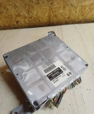 Toyota Avensis Verso Engine control unit/module 8966105690