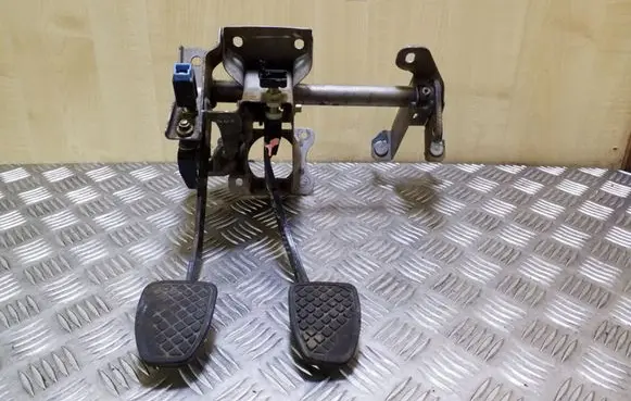 Subaru Forester SF Pedal assembly 