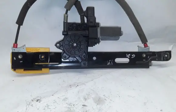 Rear door manual window regulator