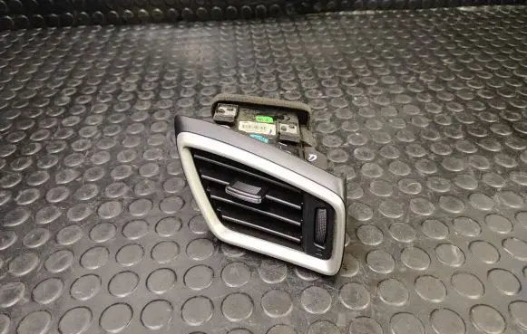 Nissan Qashqai Dashboard side air vent grill/cover trim 687604EA0A