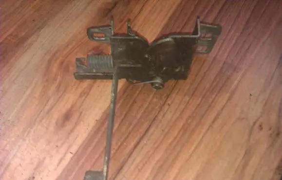 Engine bonnet/hood lock/catch