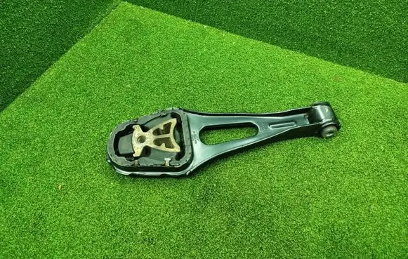 Engine mount bracket