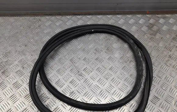 Porsche Macan (95B) Rear door rubber seal (on body) 95B833721