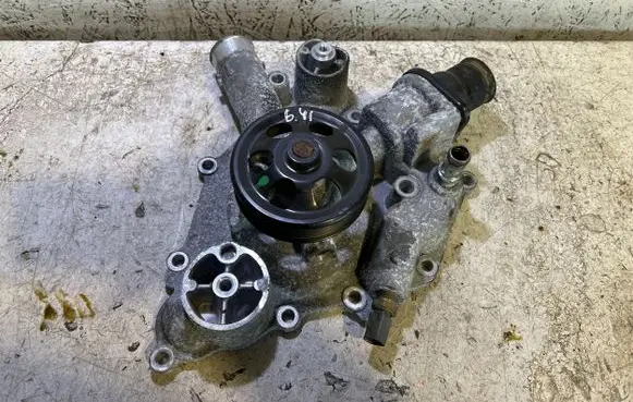 Dodge Challenger Water pump 05038677