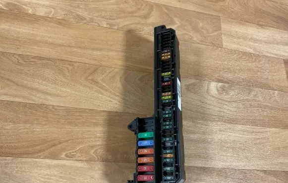 BMW 5 E60 E61 Fuse module 6957330 18917