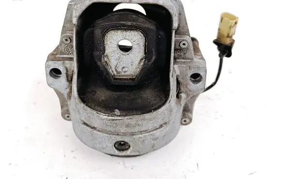 Engine mount bracket