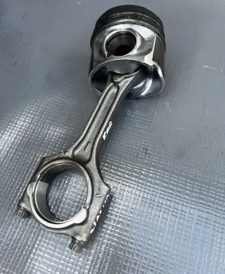 Volvo XC60 Piston with connecting rod