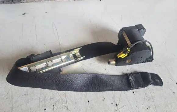 Mercedes-Benz ML W163 Front seatbelt A1638601485
