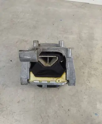 Volkswagen PASSAT B8 Engine mount bracket 5q0199262de