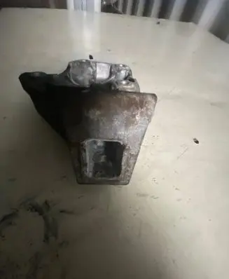 Engine mounting bracket