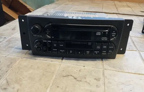 Chrysler Pacifica Radio/CD/DVD/GPS head unit P05082467AC