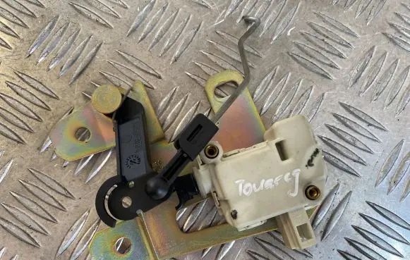 Volkswagen Touareg I Central locking motor 7L6827425