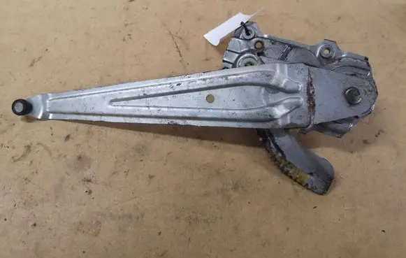 Rear door manual window regulator