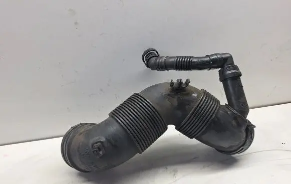 Volkswagen PASSAT B6 Breather hose/pipe 