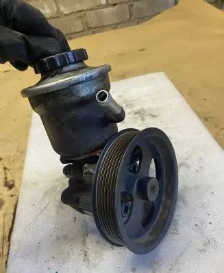 Toyota Avensis T250 Power steering pump 12180