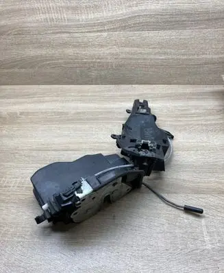 BMW 5 E60 E61 Front door lock 7202143 A052702 FRONTLEFTSIDE