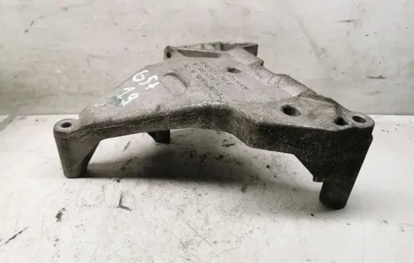 Volkswagen Golf V Engine mounting bracket 03G199207F
