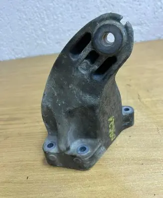 Mercedes-Benz C W204 Engine mounting bracket A6422230604 D9621